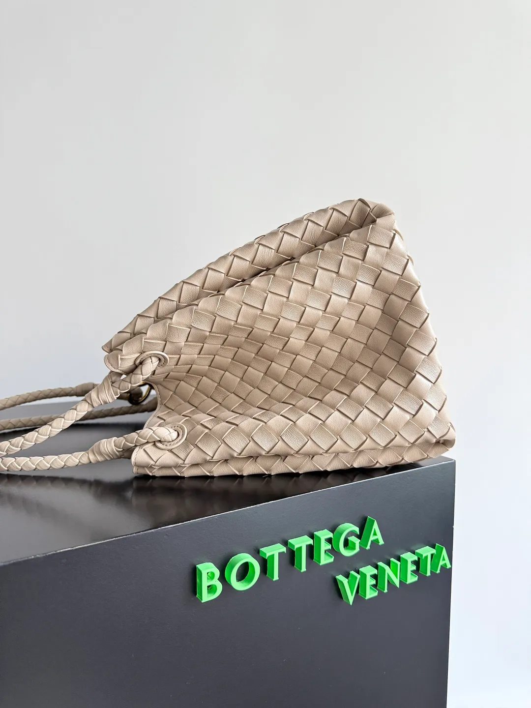 Batch 2660 24 early autumn new model Andiamo Parachute is made of a whole piece of woven leather. It is processed by folding stitching at the four corners. # Craftsmanship and creativity. The large size is atmospheric and practical. One of the must-selects for BV. It has a large space, can hold a computer, the shoulder strap is thick, and the upper shoulder is very comfortable. The large parachute can be carried on the body and can be carried on the body. The upper body is versatile and cute☺️ Style number: 796571 Size: 30*26*20cm